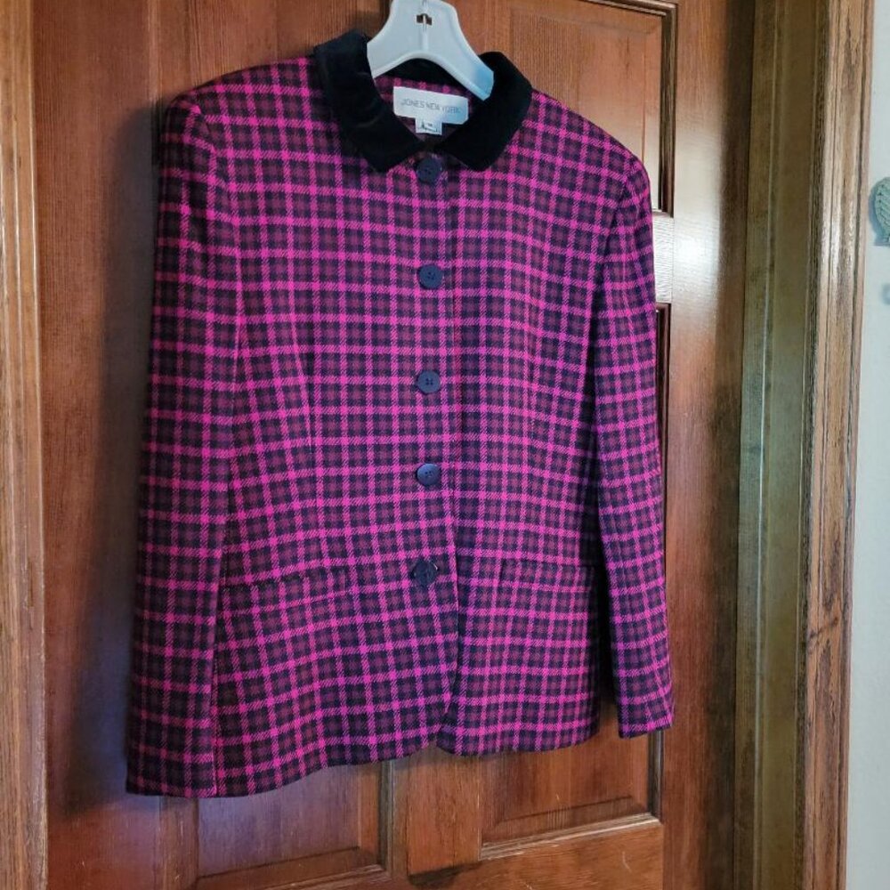 Jones New York Hot Pink and Black jacket with black velvet collar 100% Pure wool